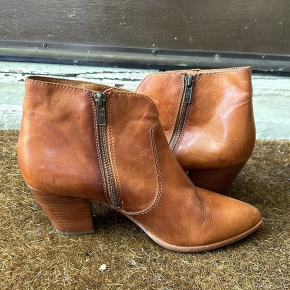 Frye Jennifer Pointed Toe Western Booties in Cognac Ankle Boots Sz 8.5 Bohemian - Picture 7 of 11
